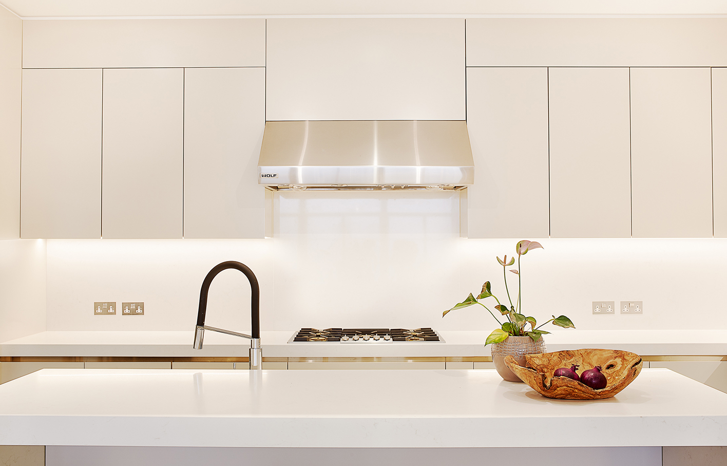 Aldworth James & Bond | Chelsea Residence | Kitchen with Caesearstone Frosty Carrina worktop